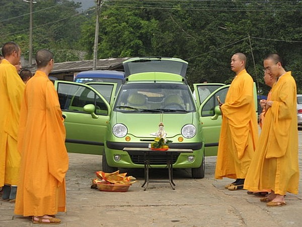В Китае закрыли два храма с фальшивыми монахами