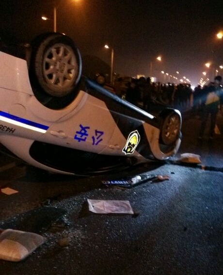 Крестьяне перевернули и разбили полицейские автомобили. Провинция Гуйчжоу. Май 2013 год. Фото с epochtimes.com