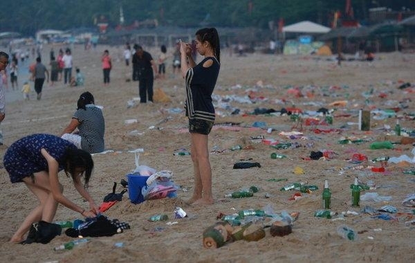 Десятки тонн мусора оставили после себя отдыхающие за одну ночь. Остров Хайнань. Октябрь 2012 год. Фото с epochtimes.com