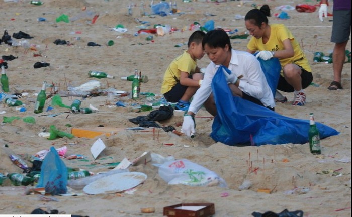 Десятки тонн мусора оставили после себя отдыхающие за одну ночь. Остров Хайнань. Октябрь 2012 год. Фото с epochtimes.com