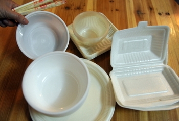Пенопластовую посуду в Китае делают из импортных токсичных отходов. Фото с epochtimes.com