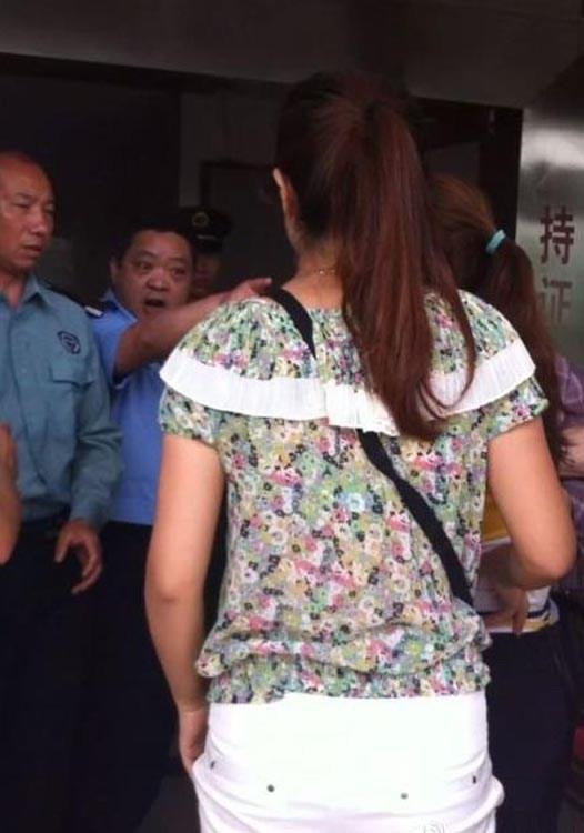 После публикации этих фотографий в Интернете, китайского полицейского сняли с должности и заставили извиниться. Фото с epochtimes.com