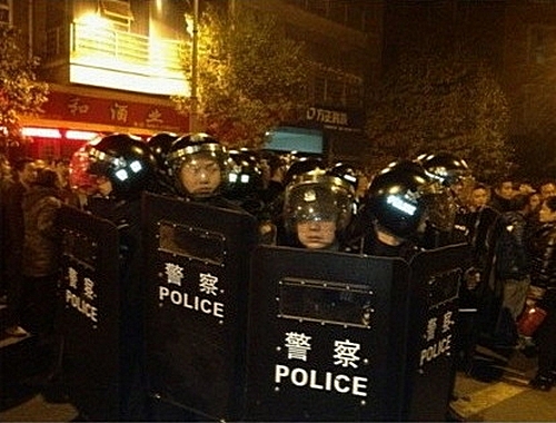 Насильственный снос дома вызвал массовый протест на юго-западе Китая