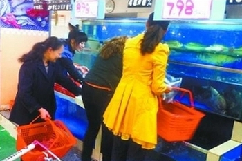 Живую рыбу в Китае накачивают керосином и медным купоросом. Фото с epochtimes.com
