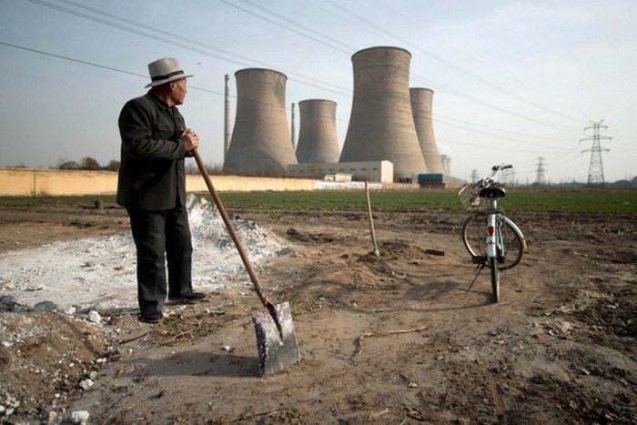 Поле, примыкающее к забору химического завода. Провинция Хэнань. Фото с epochtimes.com