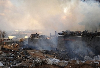 Сгоревшее государственное зернохранилище, которое вызвало множество вопросов. Июнь 2013 года. Фото с epochtimes.com