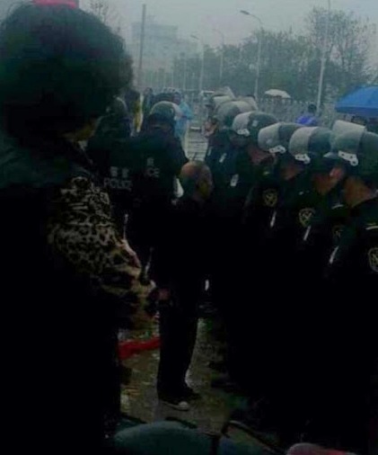 Протесты против загрязнения экологии. Провинция Чжэцзян. Апрель 2013 год. Фото с t.qq.com