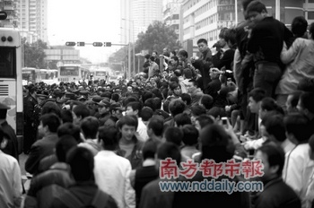 В Шэньчжэне прошел массовый митинг, десятки человек арестованы
