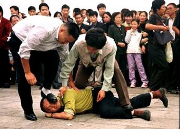 Китайские полицейские агенты арестовывают последователя Фалуньгун. Фото с epochtimes.com