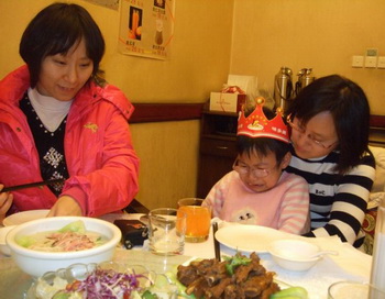 ДЕНЬ РОЖДЕНИЯ: Синсин на свой шестой день рождения в ноябре 2009 года. Она плачет за обеденным столом с родственниками, потому что её отец и мать в трудовых лагерях. Фото с сайта theepochtimes.com