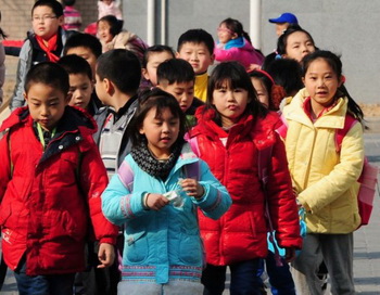 Школьники покидают начальную школу в Пекине 13 марта 2012 года. Фото: Mark Ralston/AFP/Getty Images
