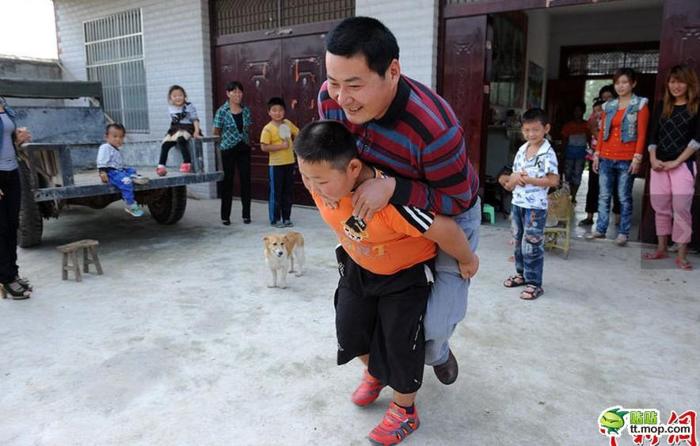 Маленький силач из Китая. Фото: tt.mop.com