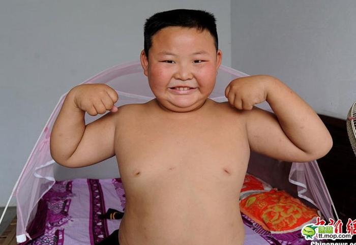 Маленький силач из Китая. Фото: tt.mop.com