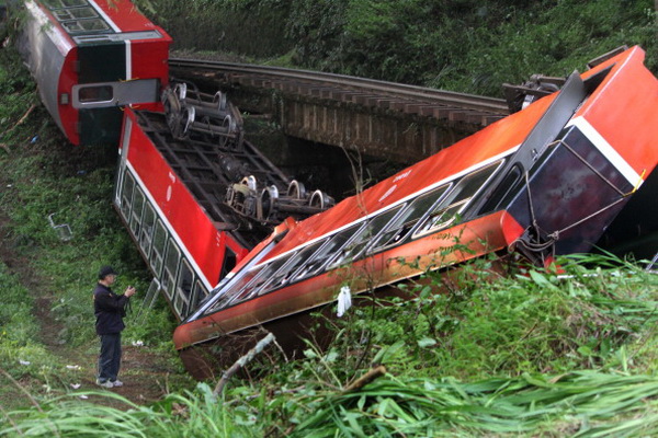 Направляющийся на Тайвань поезд  сошел с рельсов из-за упавших на него деревьев.  Фото: ChinaFotoPress / Getty Images  