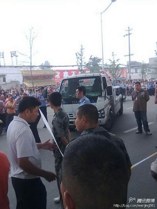 В Китае инспектор ГИБДД жестоко поплатился за избиение женщины-водителя. Фото: molihua.org