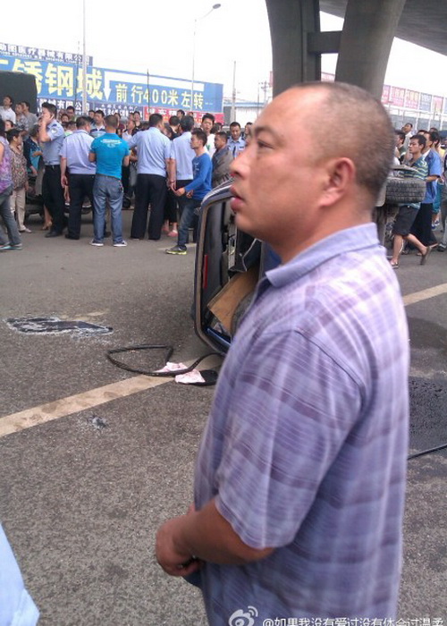 В Китае инспектор ГИБДД жестоко поплатился за избиение женщины-водителя. Фото: molihua.org