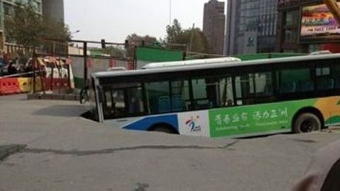 В нескольких городах Китая произошло проседание грунта, один человек погиб