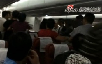 Первая драка китайских пассажиров произошла 7 сентября на самолёте авиакомпании Sichuan Airlines Symbian. Фото: epochtimes.com