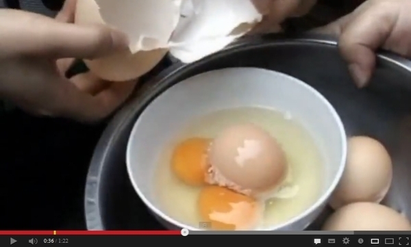 Курица снесла яйцо в яйце в китайской провинции Гуйчжоу