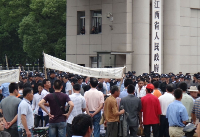 Сотни жителей Цзянси провели акцию протеста. Фото: epochtimes.com