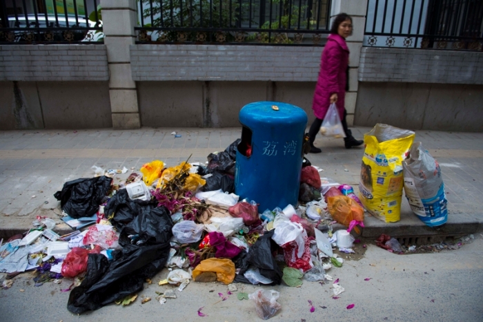 Из-за забастовки дворников в районе Ливань были переполнены до отказа мусорные контейнеры, мусор был разбросан на улицах. Фото с epochtimes.com
