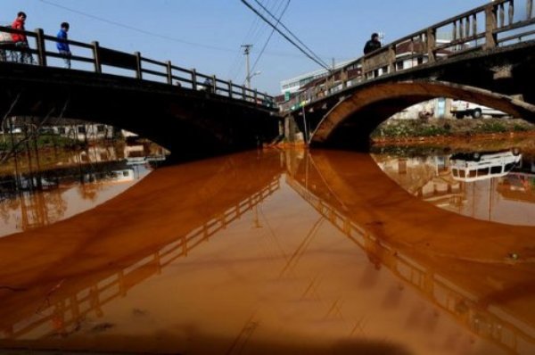 В уезде Хайянь провинции Чжэцзян, где вода в реке стала похожа на «апельсиновый сок». Фото: kanzhongguo.com 