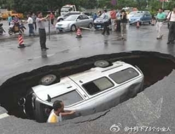 В июне прошлого года в южной провинции Гуанси яма проглотила фургон. Фото с weibo.com
