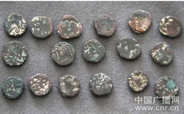 На северном отрезке Великого шёлкового пути археологи нашли 17 старинных монет