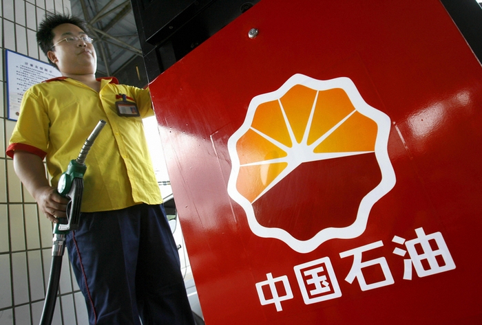 На заправочной станции Китайской национальной нефтегазовой корпорации (CNPC) в дизельное топливо добавляют воду. Фото: LIU JIN/AFP/Getty Images