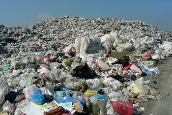 Китайские города окружены переполненными свалками мусора. Фото с epochtimes.com