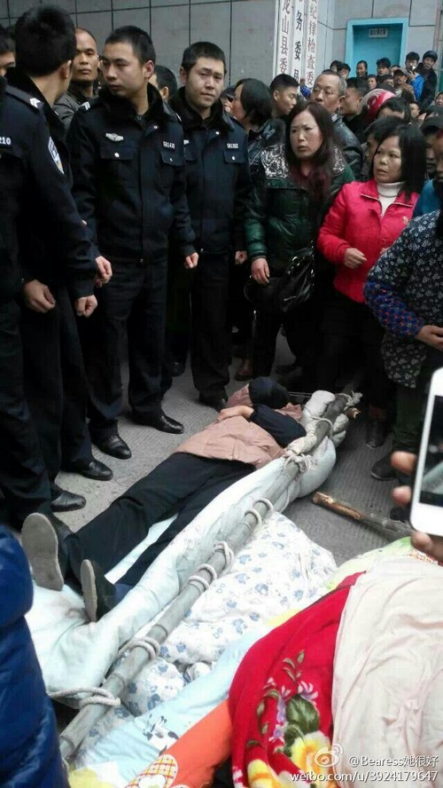 Крестьяне протестуют против загрязнения окружающей среды. Провинция Хунань. Февраль 2014 года. Фото с epochtimes.com