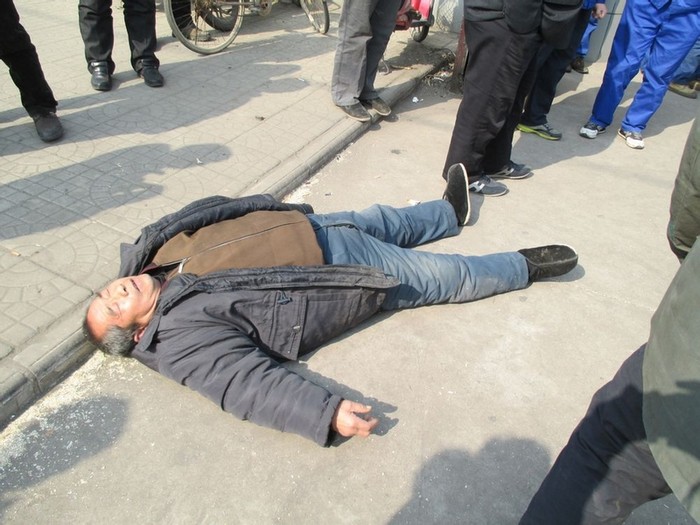 Крестьянин, пострадавший от рук охранников завода во время акции протеста. Провинция Хэбэй. Февраль 2014 года. Фото с epochtimes.com
