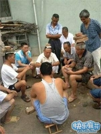 Они играют в карты, держа на голове кирпичи. Китайцы называют их «гаошоу» — большие мастера. Фото с epochtimes.com