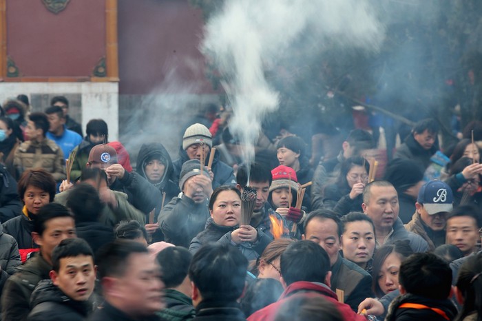 На Новый год китайцы идут в храмы просить счастья