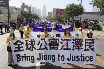 Последователи Фалуньгун несут плакат с призывом отдать под суд зачинщика репрессий Цзян Цзэминя. Лос-Анджелес, США. Октябрь 2013 года. Фото: The Epoch Times