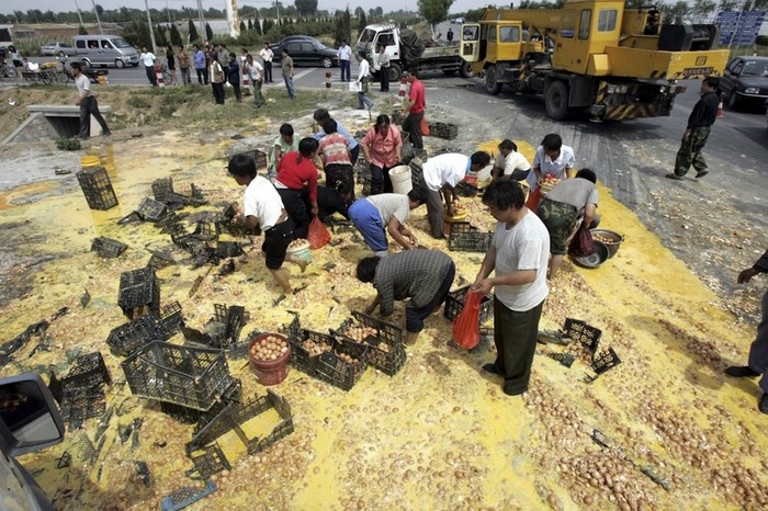 Мародёрство в местах ДТП в Китае. Фото с epochtimes.com