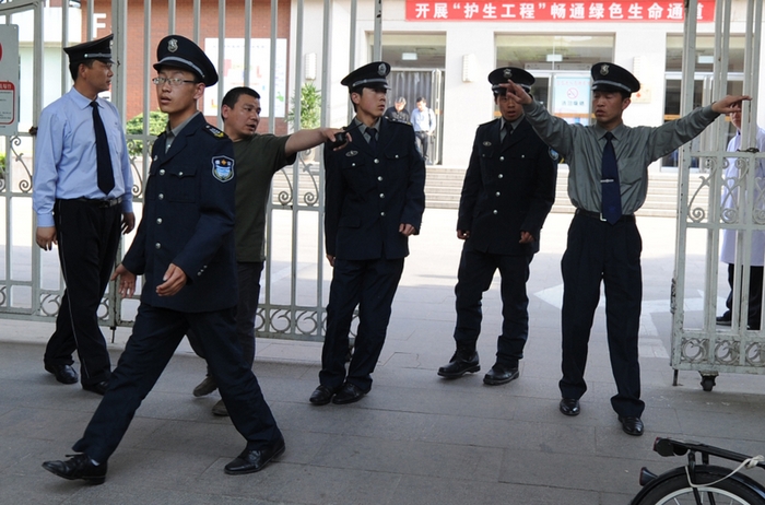 Чтобы избежать тюрьмы, китайские коррупционеры часто покупают разрешение на лечение в обычных больницах. Фото: MARK RALSTON/AFP/GettyImages