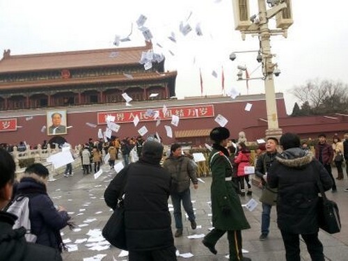Петиционеры разбрасывают листовки на пекинской площади Тяньаньмэнь. Январь 2014 года. Фото с epochtimes.com