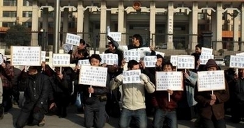 Рабочие-мигранты на коленях просят, чтобы им выплатили заработанные деньги. Провинция Шэньси, Китай. 10 января 2013 года. Фото с epochtimes.com
