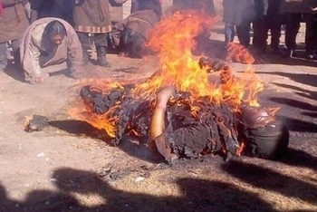 Тибетцы совершают акты самосожжения в знак протеста репрессивной политики Пекина против представителей их национальности. Фото с epochtimes.com