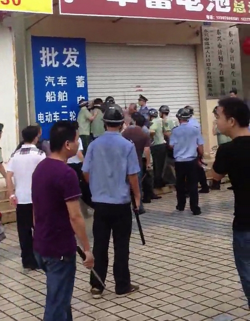 Полицейские окружили мужчину, устроившего резню в отделе планирования семьи. Город Дасин. Июль 2013 года. Фото с epochtimes.com