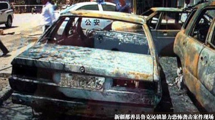 Нападавшие разбили и сожгли несколько автомобилей возле здания администрации и полицейского участка. Регион Синьцзян. Июнь 2013 года. Фото с epochtimes.com