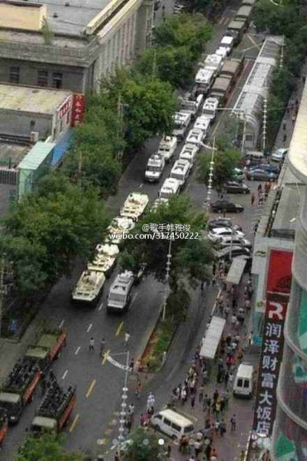 Улицы Синьцзяна заполнены военной техникой, вооружёнными полицейскими и военными. Июль 2013 года. Фото с sina.com