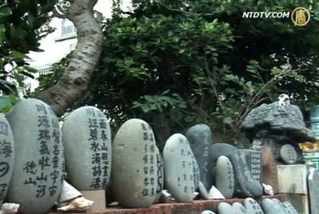 Тайваньский резчик по камню дарит своё искусство прохожим