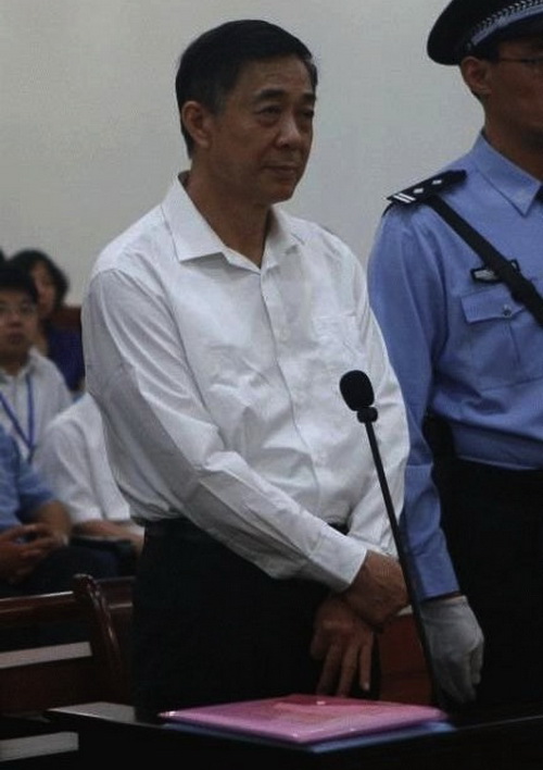 Пользователи сети изучают фотографии процесса над Бо Силаем