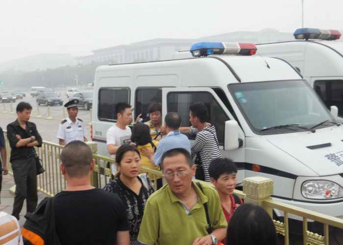 В сети появились фотографии инцидента на площади Тяньаньмэнь