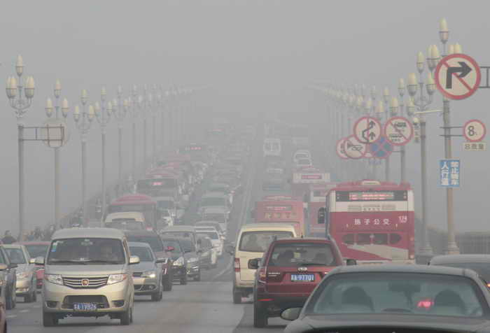 Десятки провинций Китая окутаны смогом