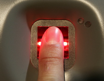 Система пропуска по отпечаткам пальцев. Фото: Peter Macdiarmid/Getty Images