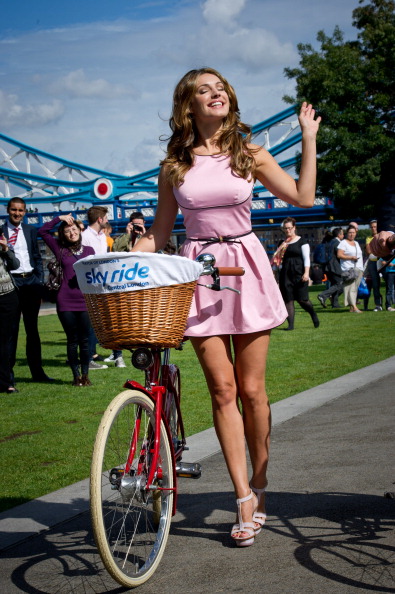 Фоторепортаж о велосипедной прогулке Келли Брук с мэром Лондона Борисом Джонсоном. Фото: Ian Gavan/Getty Images