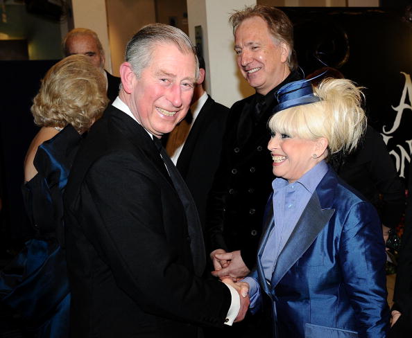 Премьера фильма «Алиса в Стране чудес». Принц Чарльз и актриса Барбара Винтсор. Лондон, 25 февраля 2010 года. Фото: AFP/Getty Images